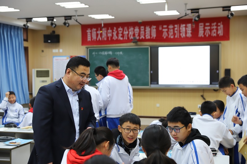 1574429965942085138.jpg 赵鸿昌示范引领课注重学生合作探究.jpg
